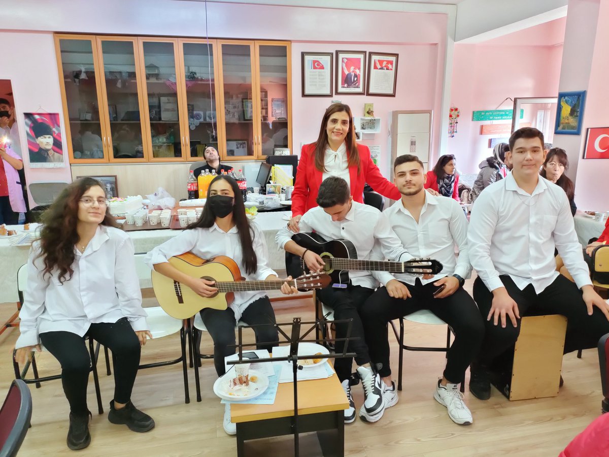 24 Kasım öğretmenler günü kutlama programını coşkuyla yaparak emekli olan ve tayini çıkan arkadaşlarımızı sevgiyle uğurladık.Milli Eğitime ve okulumuza katkılarınız dan dolayı teşekkür ediyorum <a href="/izmir_ilmem/">İzmir İl Milli Eğitim Müdürlüğü</a> <a href="/MucahitYentur/">Murat Mücahit Yentür</a> <a href="/gaziemir_mem/">Gaziemir Mem</a> <a href="/AhmetSuheylUcer/">Dr. Ahmet Süheyl Üçer</a> <a href="/AliMusaBina/">Ali Musa Bina🇹🇷</a>