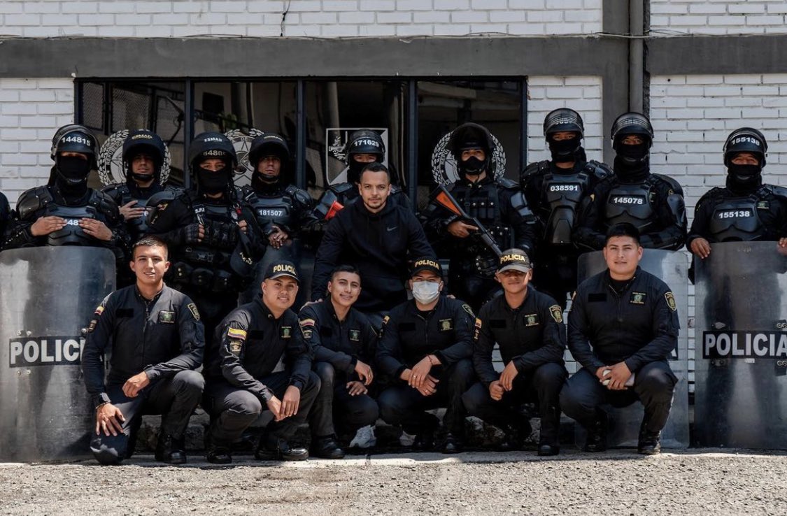 Gatoxman's tweet photo. Con la señora de los tintos // Ah pero con el paraco Escobar. #PoliciaNAZIonal https://t.co/flZpiHvpIK