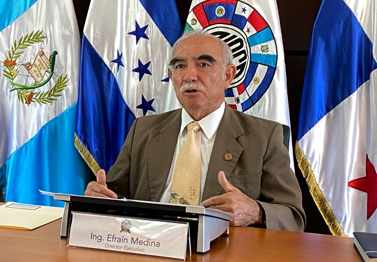 OIRSAoficial's tweet photo. Llevan acabo jornada fitosanitaria 💻 monitoreo y detección de #FocR4T banano 🍌 mediante integración de imágenes satelitales 🛰️📡; presidieron el director ejecutivo de #OIRSA, Efraín Medina, embajador de China-Taiwán, Li Chen Chen, y el viceministro VISAR-MAGA Víctor Hugo Guzmán https://t.co/58blCTGfPV