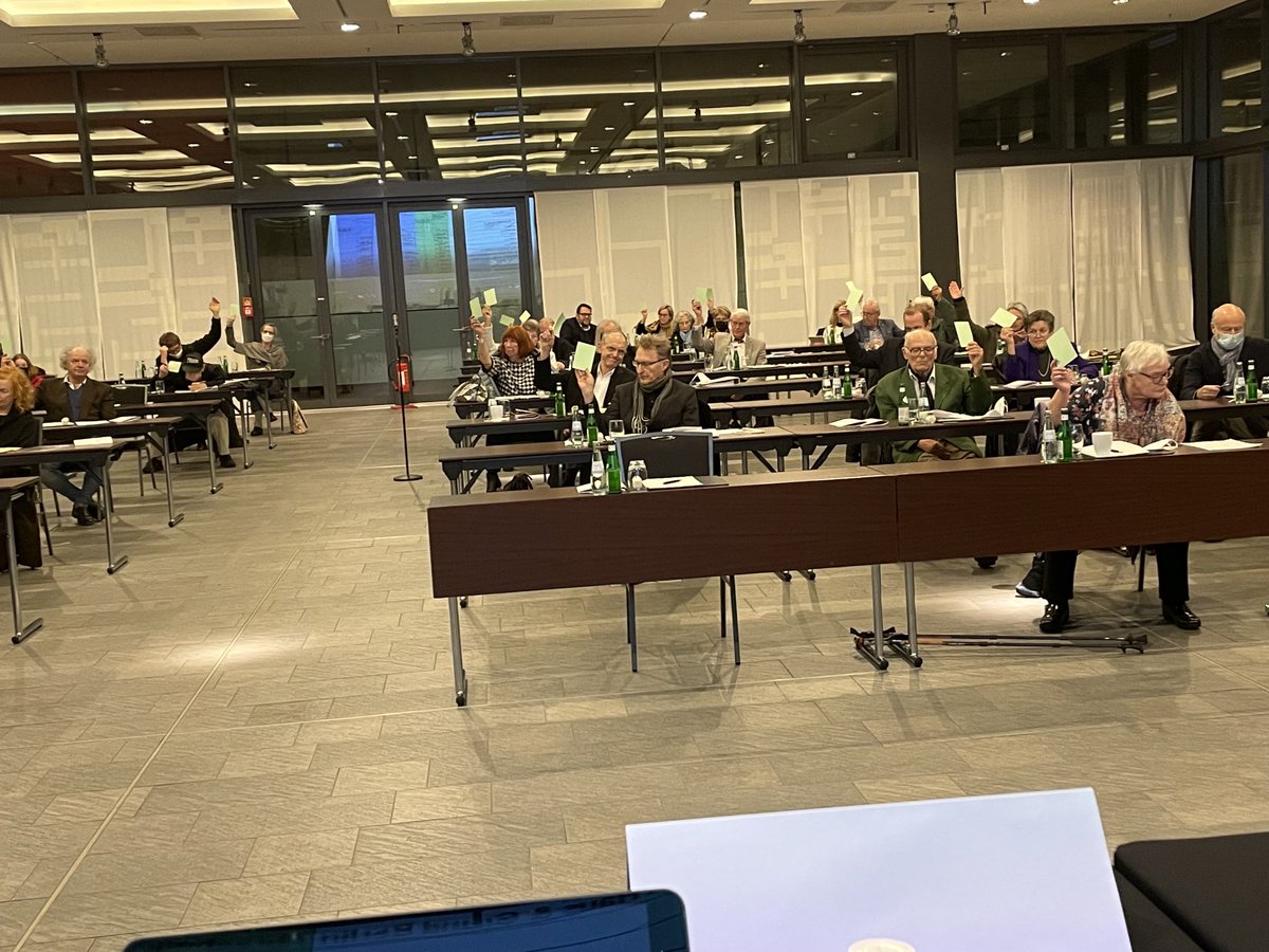HausGrundBerlin's tweet photo. #Mitgliederversammlung 2021 im #Interconti Berlin:
Rückschau auf stürmische 2 Jahre für private Immobilieneigentümer.
Steigende Mitgliederzahlen.
Wir fassen gute Beschlüsse für die Zukunft. https://t.co/eFoMS0JGIy