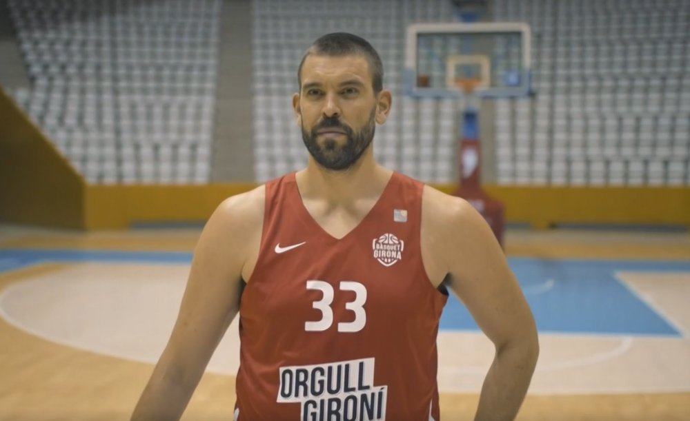 CompeticionFEB's tweet photo. 🚨 Oficial #LEBOro: El “orgull gironí” de @MarcGasol aterriza en la Liga LEB Oro
 
▶ Todo un bi campeón del mundo con @BaloncestoESP para @BasquetGirona

🗣 "Llego con mucha ilusión y tengo muchas ganas de ayudar sobre la pista"

📝 Reportaje completo ⬇
https://t.co/UtQzfSJp6o https://t.co/mzz7hey90u