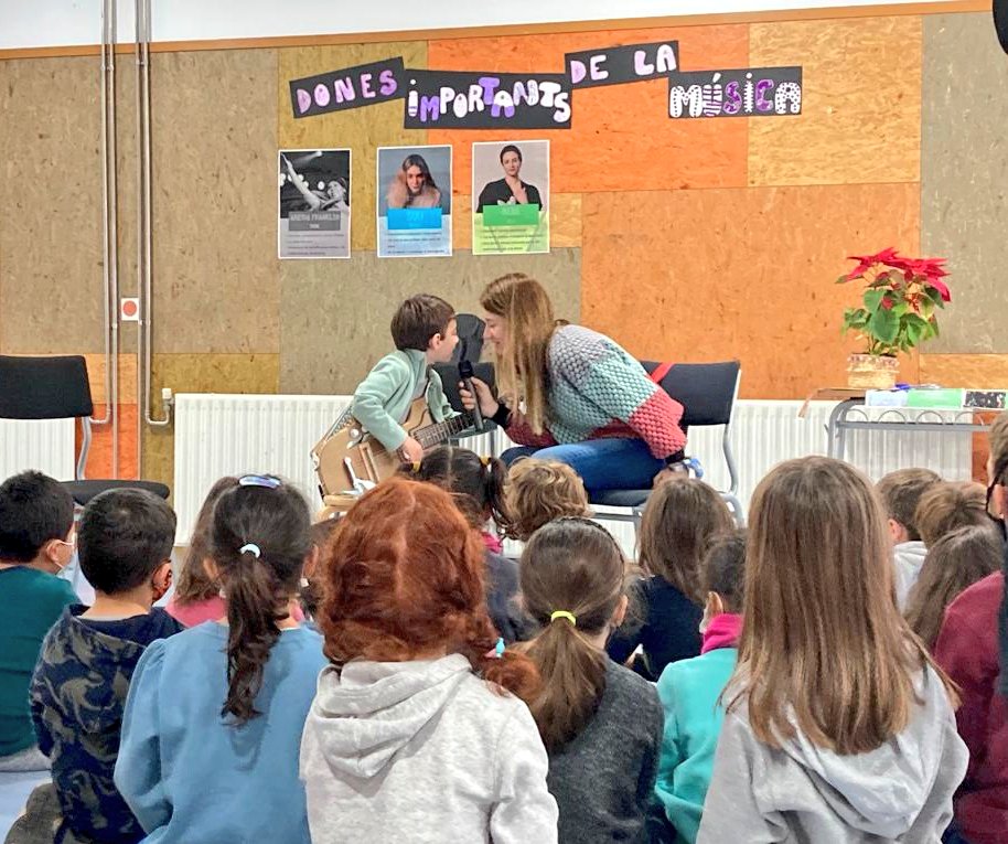 EscolaOlivera's tweet photo. Ahir vam poder gaudir del concert d'un alumne súper artista de l'escola amb la seva mare. Ens va emocionar a totes i tots! Gràcies per compartir la vostra música 🎸🎼🎙️ #art #setmanadelamúsica #comunitateducativa @AMPA_OLIVERA @EscolaOlivera https://t.co/wYaGWVAc2T