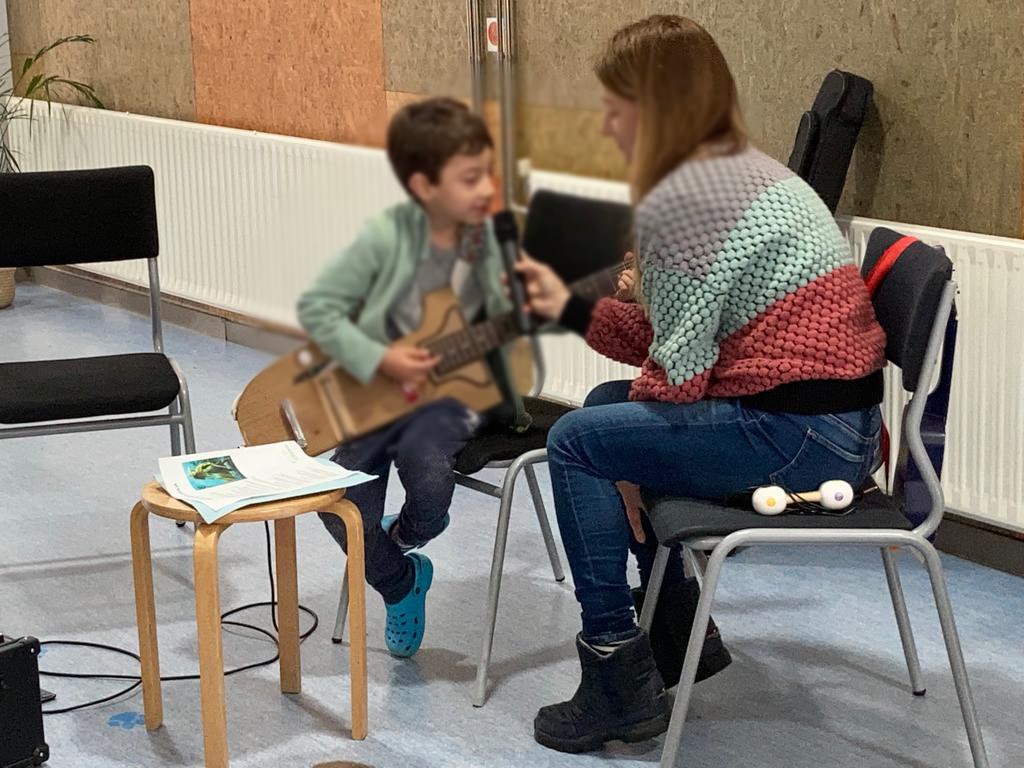 EscolaOlivera's tweet photo. Ahir vam poder gaudir del concert d'un alumne súper artista de l'escola amb la seva mare. Ens va emocionar a totes i tots! Gràcies per compartir la vostra música 🎸🎼🎙️ #art #setmanadelamúsica #comunitateducativa @AMPA_OLIVERA @EscolaOlivera https://t.co/wYaGWVAc2T