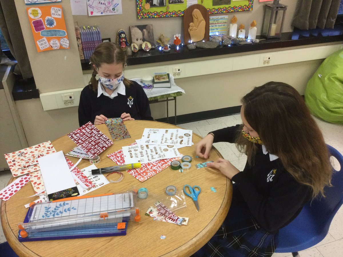 MsMatherHNMCS's tweet photo. Getting started with our new session of @hnmcs co-curricular. Middle school scrapbooking creating some lovely pages so far! https://t.co/09ytBKsBtC