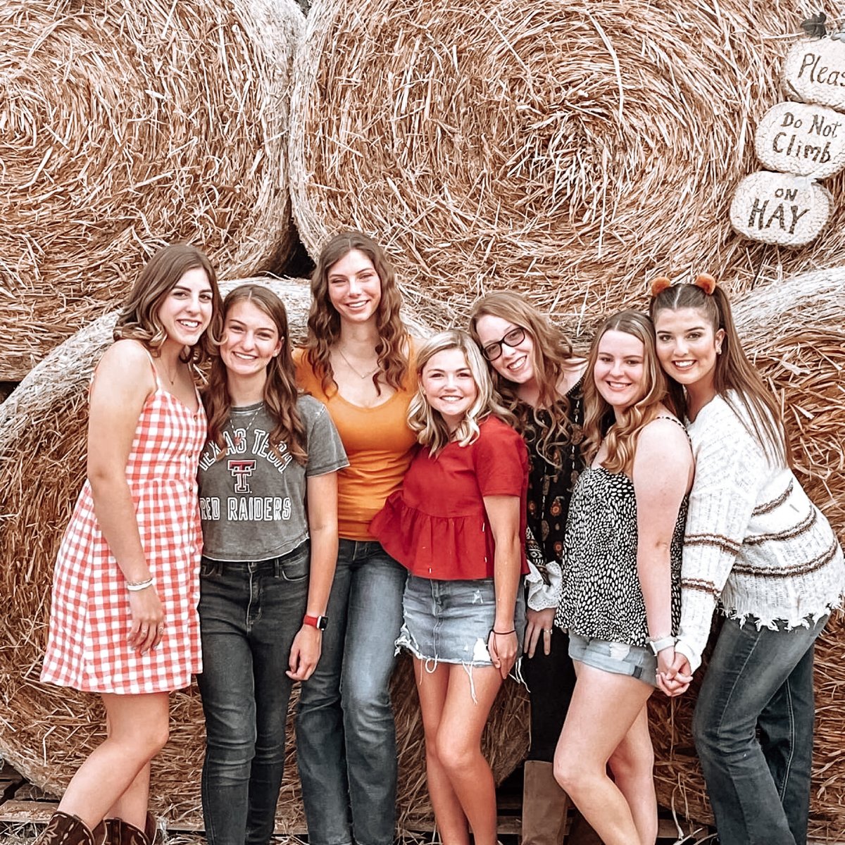 Thankful for our sisterhood today &amp; every day!🍁🍂💎

Share what you’re thankful for in the comments below! 

#bethefirst #wlfeowednesday #missingoursisters #holidaybreak