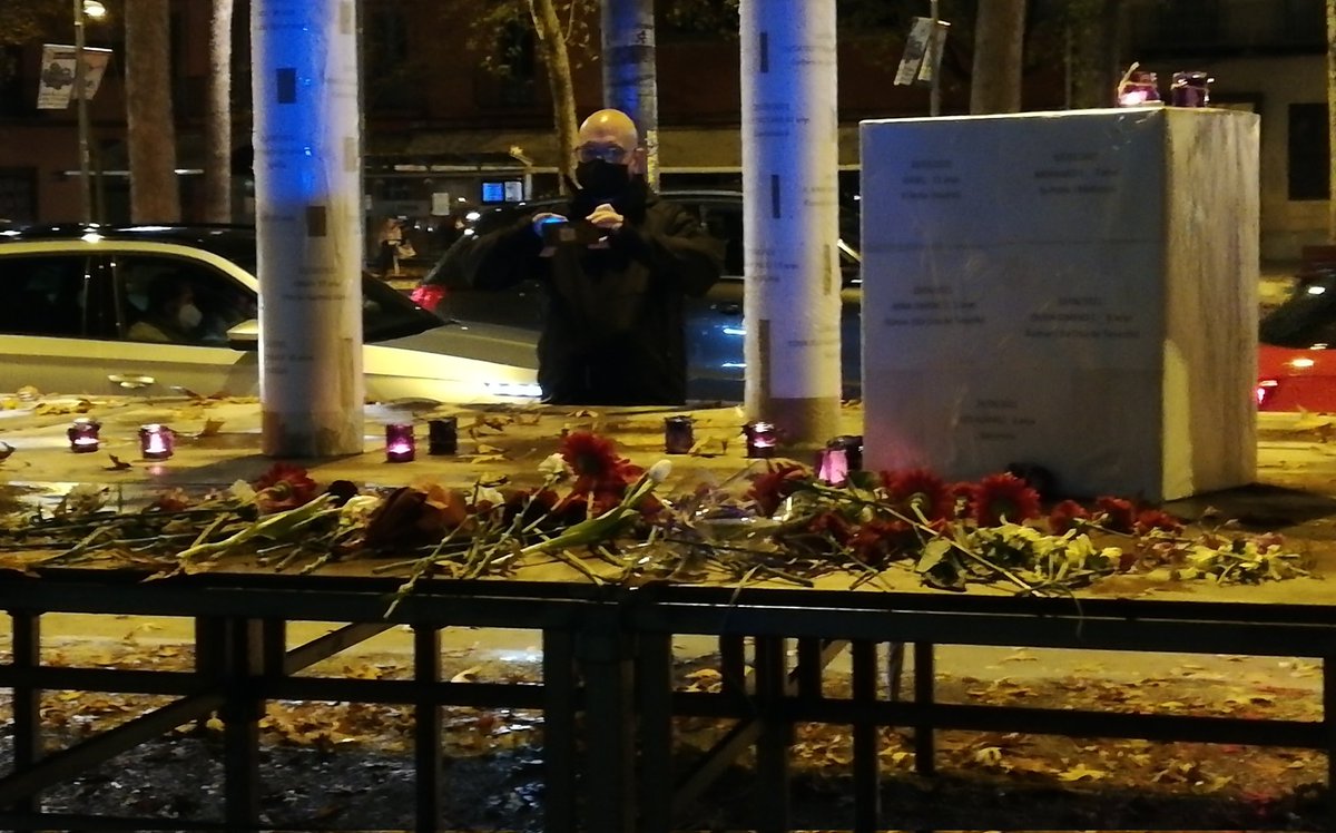 MESxGirona's tweet photo. Acte unitari convocat per la @PlataformaFemi1 de #Girona per denunciar i protestar per totes les violències masclistes. Lectura del manifest i ofrena floral per cadascuna de les dones. 💜 assasinades.
#25N
#ProuViolenciaPatriarcal
#MESrespecte
@MovEsquerres https://t.co/PAIPHcP1ad