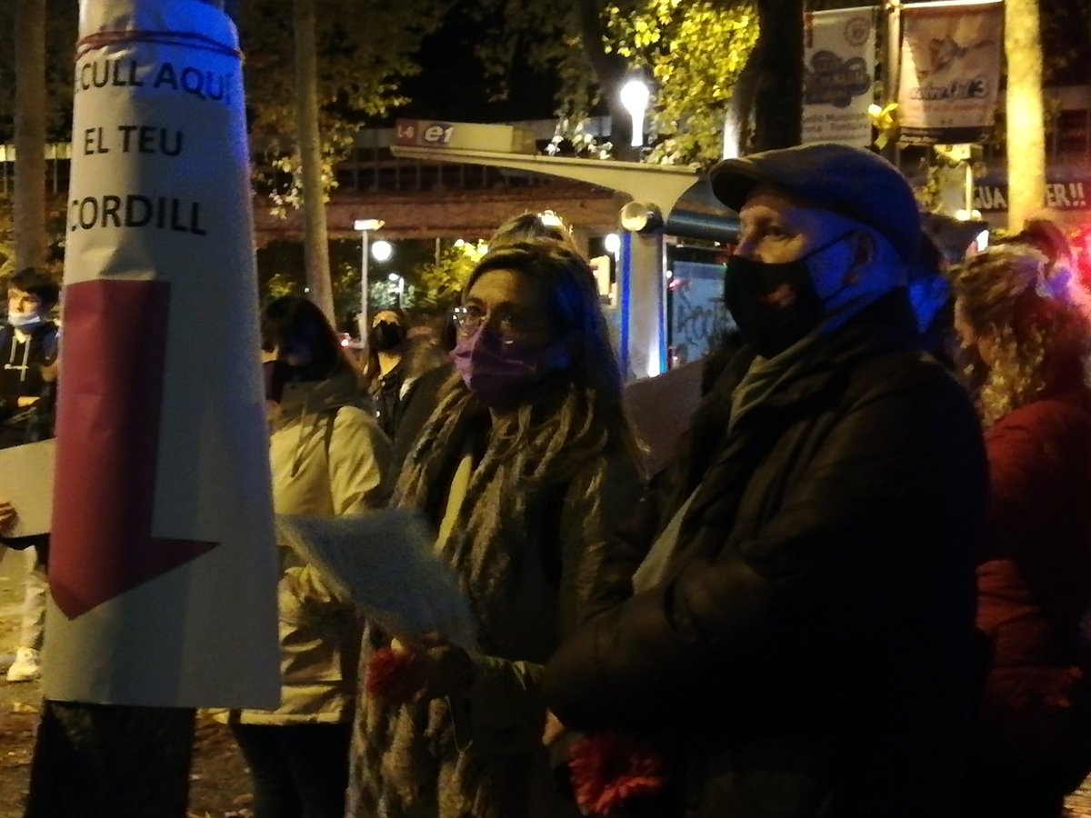 MESxGirona's tweet photo. Acte unitari convocat per la @PlataformaFemi1 de #Girona per denunciar i protestar per totes les violències masclistes. Lectura del manifest i ofrena floral per cadascuna de les dones. 💜 assasinades.
#25N
#ProuViolenciaPatriarcal
#MESrespecte
@MovEsquerres https://t.co/PAIPHcP1ad