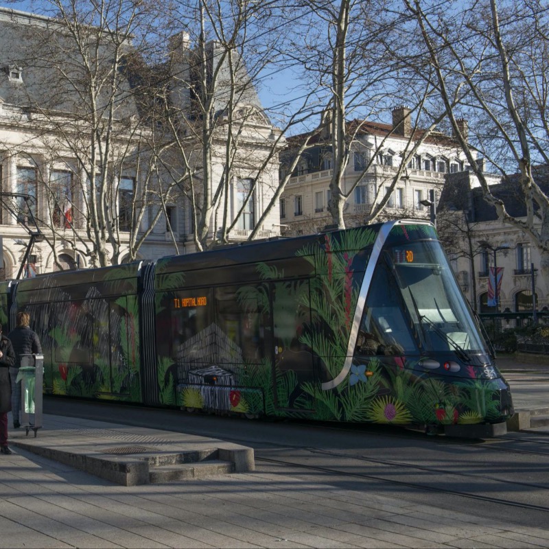 DesignMontreal's tweet photo. Concours d'habillage de tramway lancé par la Cité du design de Saint-Étienne! Ouvert à tous les étudiants de maîtrise des Villes UNESCO de design, dont Montréal. Webinaire d'information : 7 décembre 2021