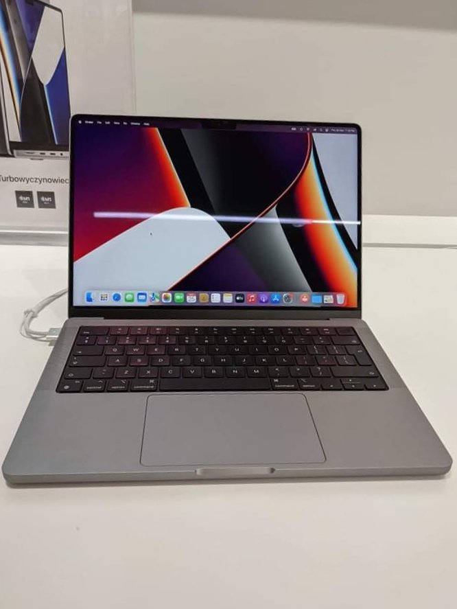 Fan_Technologii's tweet image. Puścić chłopa do elektronicznego, to jak psu ściągnąć kaganiec 👀. No piękny jest ten #MacBookPro2021 😍
Nawet ten nocz/mocz nie przeszkadzałby mi . Jak kiedyś rozbije swoją świnkę to wrócę po Cb, obiecuje, malutki 😘

P.S. Ta piękna i subtelna krecha to tylko odblask świateła🤣