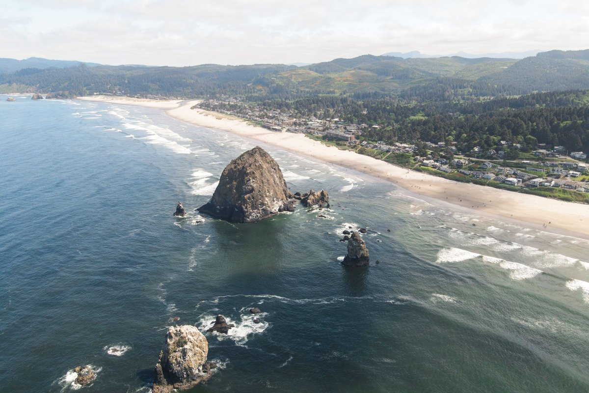 CBHallmark's tweet photo. Happy Thanksgiving from Cannon Beach! Sending warm wishes from our home to yours! ❤️ https://t.co/jLTGggtwrq