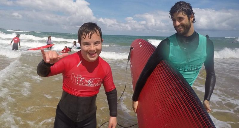 LOS VALORES QUE ENSEÑA EL DEPORTE 
Desde <a href="/olassinbarreras/">OLAS SIN BARRERAS</a> (OSB) nos hablan de cómo podemos educar en valores a través del deporte y de las positivas emociones que afloran en sus actividades.
 surferrule.com/los-valores-en…