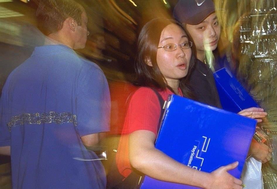 emmavolou_'s tweet photo. PS2 launch day. 
(2000) archives https://t.co/MR2wATEudZ