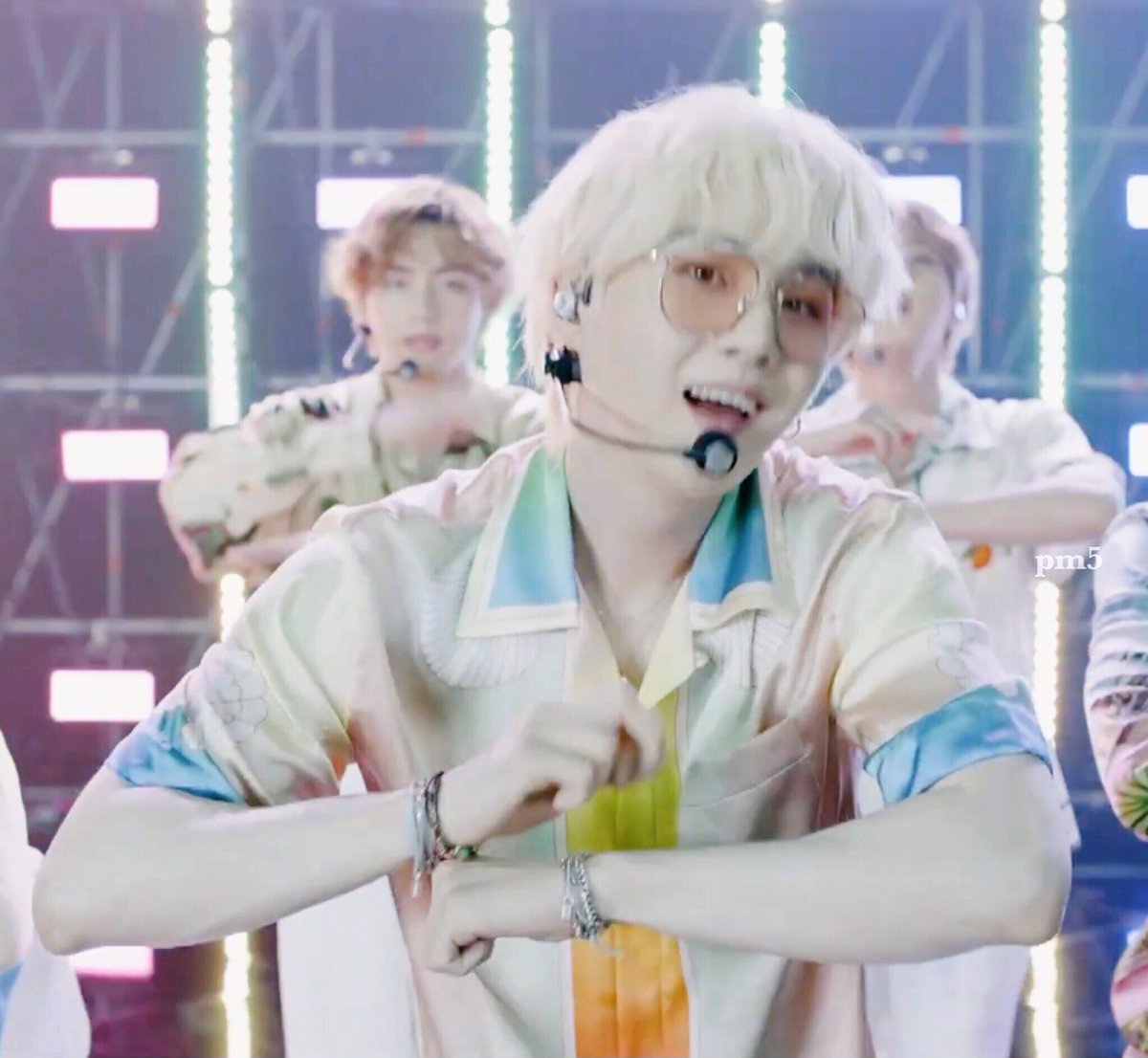 pm5_twt's tweet photo. 😎💛 #SUGA https://t.co/BoUnM82kVW