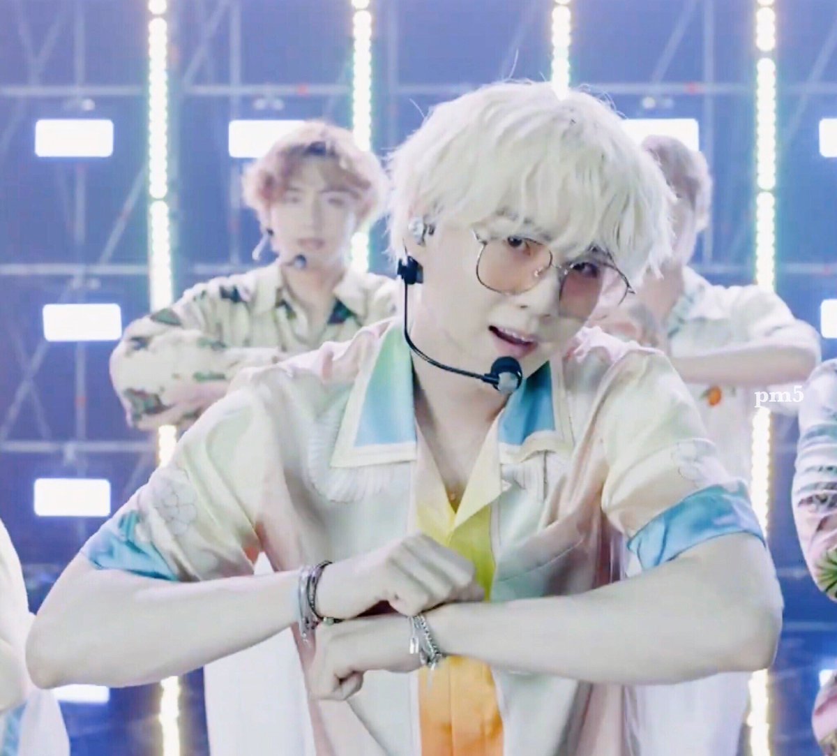 pm5_twt's tweet photo. 😎💛 #SUGA https://t.co/BoUnM82kVW