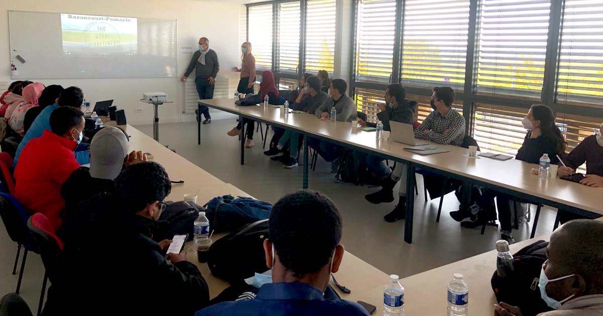 BiorefMaster's tweet image. #BiorefEuropeanMaster aims to train the much-needed specialized scientists in #biorefinery. We offer a dynamic program as the learning also takes place outside the confinement of the classroom. Thanks @CEBB_innovation for the tour and for the "The Rural Biorefinery" presentation!