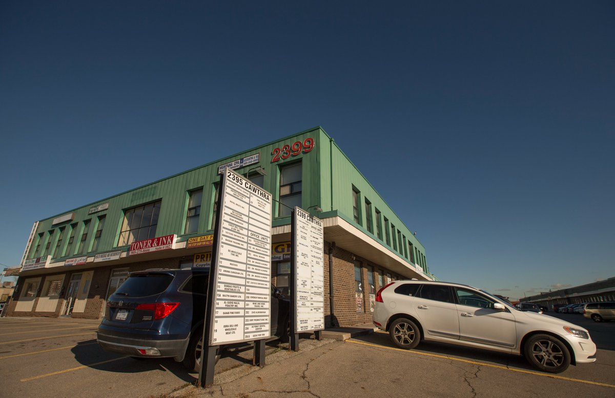 TorontoStar's tweet photo. If you drove past this plaza in Mississauga would you stop by? 

From Palestinian ice cream, Iraqi kebabs and snacks, it's one of the best kept food secrets in the GTA.

For #StarFood, @karonliu, @Suresh, @angelynsayshi and @EVYSTADIUM do a deep dive https://t.co/nyR0zwTMX3 https://t.co/wIMNFEprbz