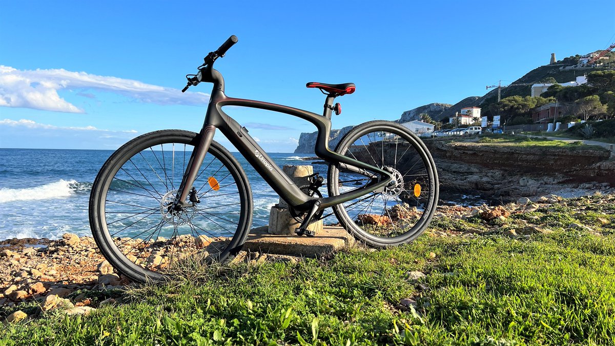 TechTabletscom's tweet photo. Urtopia Carbon eBike Review online! https://t.co/kWJPe3HdRz
An awesome looking carbon bike, with many smart features built-in and it weighs just 13 kilos. Gates carbon drive belt no chain or gears. 250W motor with 10Ah battery. @newurtopia_us #urtopia #newurtopia https://t.co/JuUXdhQ9gD
