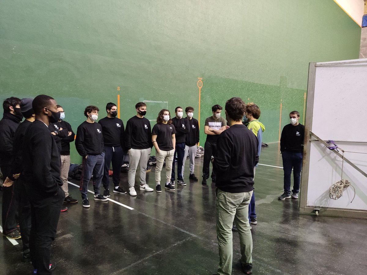 Gaur, 1ST3 eta 2ST3ko ikasleek, altuerako segurtasun ikastaroaz gozatu dute. Ederki pasa dugu, bide batez beharrezko segurtasun neurriak ikasiz. Eskerrikasko Aitor Rufo zure azalpen eta pazientziagatik. Jarrai dezagun bidean <a href="/elektrobidasoa/">ELEKTRONIKA BIDASOA</a> <a href="/fpbidasoa/">CIFP BIDASOA LHII</a>