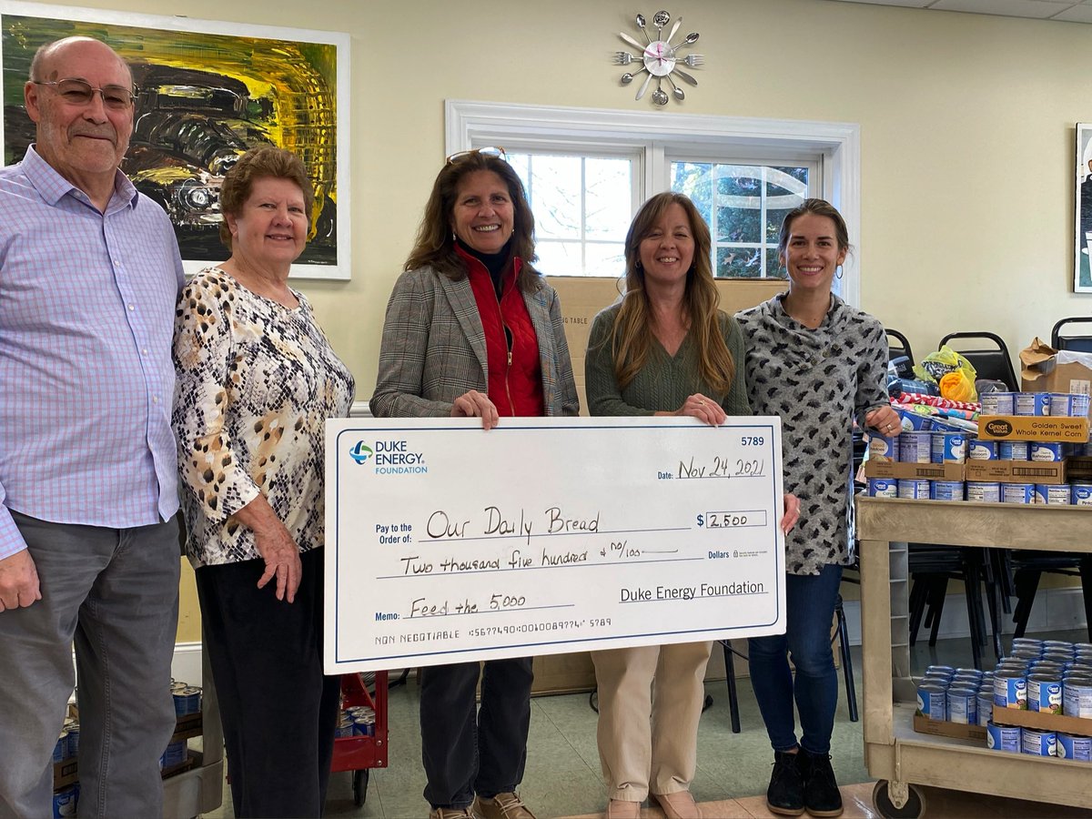 DE_RyanMosier's tweet photo. The @DukeEnergy South Carolina team has been giving #surcee grants the past few weeks to orgs that help fight food insecurity & yesterday my pal @DE_Nuclear Mikayla visited Our Daily Bread to help support their Feed the 5,000 holiday meal event happening this morning in Seneca. https://t.co/bga3nQn0Cu