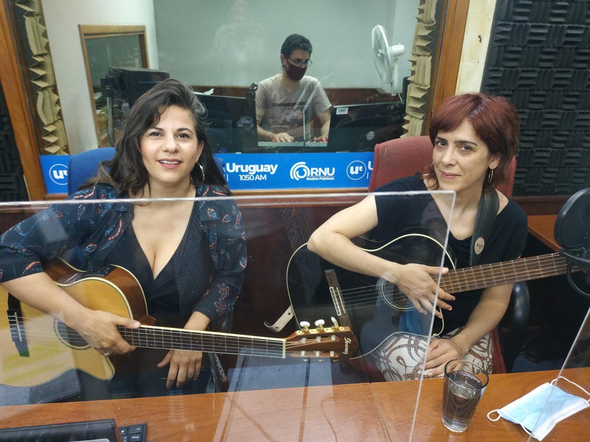MColista's tweet photo. #Ahora @CarmenluzPi y @marianaluciaoka en el cierre musical de #JustosyPecadores @RadioUruguayUy @mediospublicosu en el marco de la gira del espectáculo #CancionesEncendidas este sábado 27 en #LaExperimental de Malvín https://t.co/sWdG7kElDt
