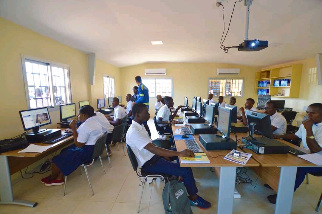 #Comilog a doté l’ensemble des établissements publics secondaires de #Moanda d’une connexion internet gratuite et, entamé un programme de construction de salles multimédia. #RSE #Eramet 

#NousProduisonsPlusQueDuManganèse