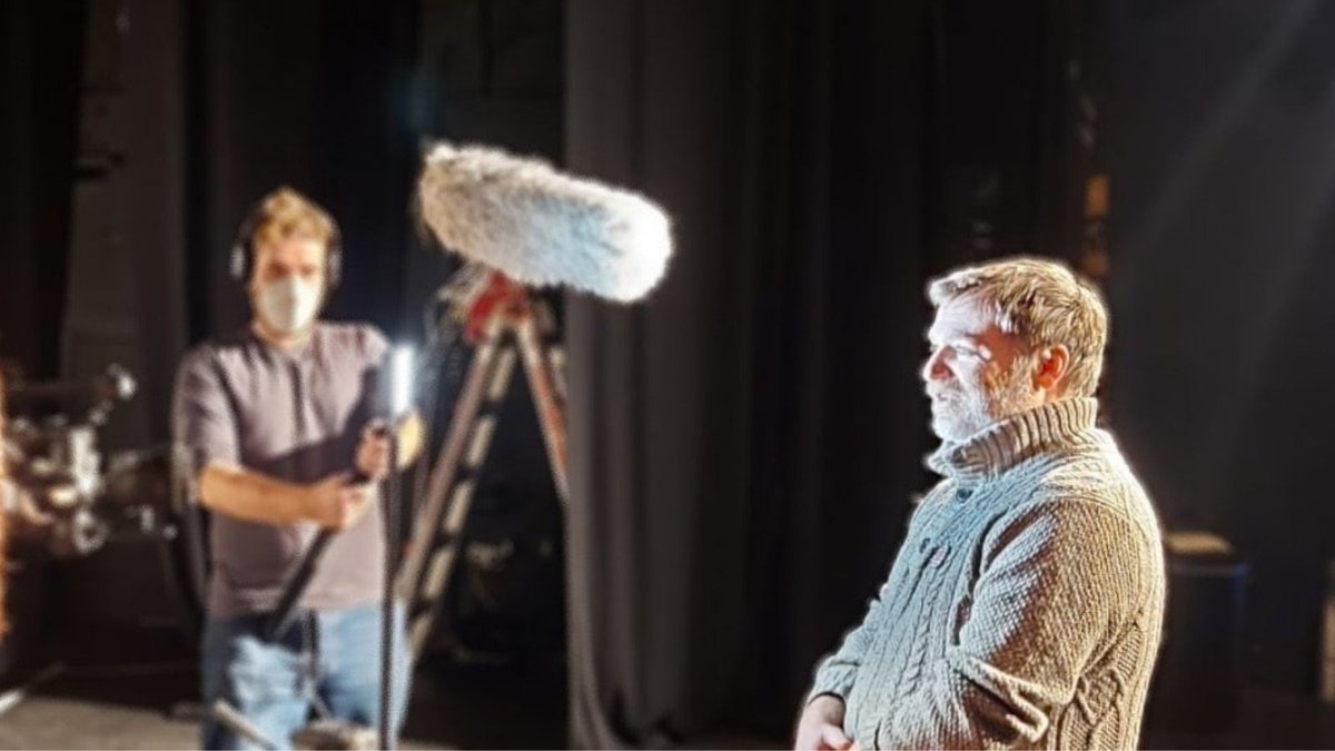 AnTaibhdhearc's tweet photo. Chuir Lorg Media agallamh ar Philip Doherty, Stiúrthóir Ealaíne Fíbín sa Taibhdhearc inniu.
Mír ghearr faoi úsáid na Gaeilge i gcathair na Gaillimhe. Coinnigh súil amach dó!
#lorgmedia #gleg #gaillimhlegaeilge #fíbínsataibhdhearc @LorGMedia @ali_spillane @FibinTeo https://t.co/4Gt8ziVIAv