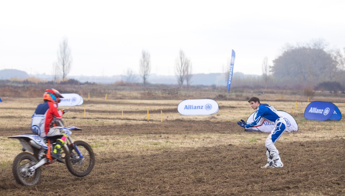 Gran día dándole gas en el #AllianzMotorCamp con <a href="/alexmarquez73/">Alex Márquez</a> ✊ Los chicos y chicas están disfrutando mucho en <a href="/motocros_rufea/">Circuit Rufea</a>