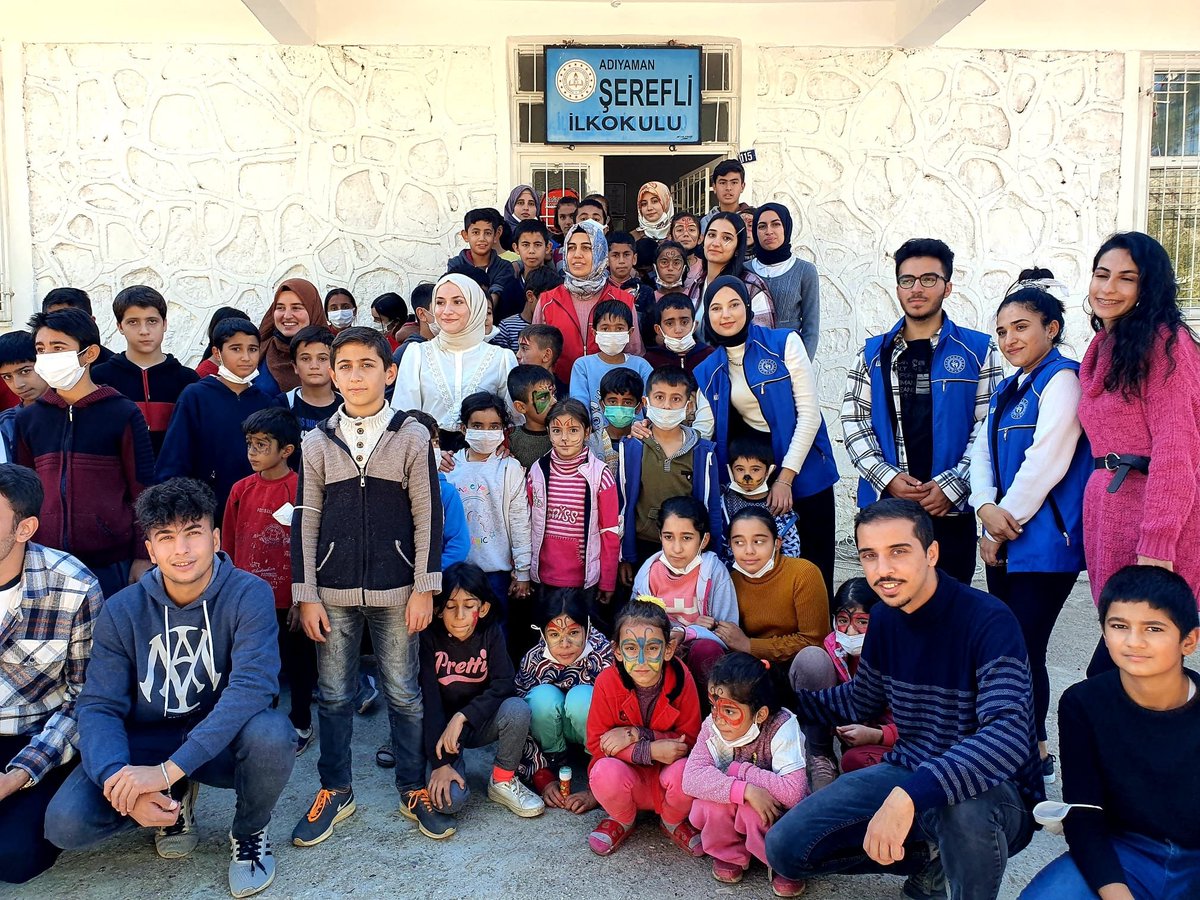 gsb_TunahanGM's tweet photo. Maviye gönül veren gençlerimizle 📍Şerefli İlkokulu'ndaki çocuklarımızın gülüşlerinin sebebi olduk 😍

🏁Spor, sanat, eğitici ve geleneksel sokak oyunlarıyla dolu bir güne daha #MerkezimHerYerde diyerek imzamızı bıraktık🌟 👍🏻

#EğitimTimi
#GönüllülükKulübü https://t.co/7gJ71mZADA