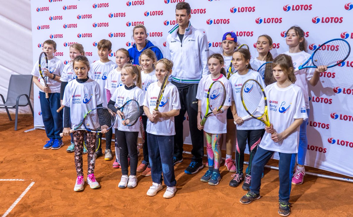 publiconpr's tweet photo. Wspólnie z @GrupaLOTOS zorganizowaliśmy dzień PR z udziałem @HubertHurkacz. Najlepszy polski tenisista spotkał się z pracownikami Grupy, wymienił też kilka piłek z najmłodszymi adeptami w swojej dyscyplinie. Mijający sezon był najlepszym w karierze Huberta. 🎾 https://t.co/eb6mdhg8Gx
