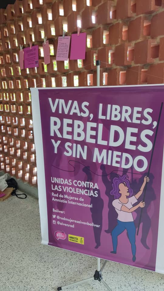 AivenRed's tweet photo. Ya estamos en la @ECSUcabG armando el tendedero de testimonios. 💜🙌🏼 

#25Nov  #LibresYSinMiedo #NiUnaMenos https://t.co/ZGdwWRK7lc