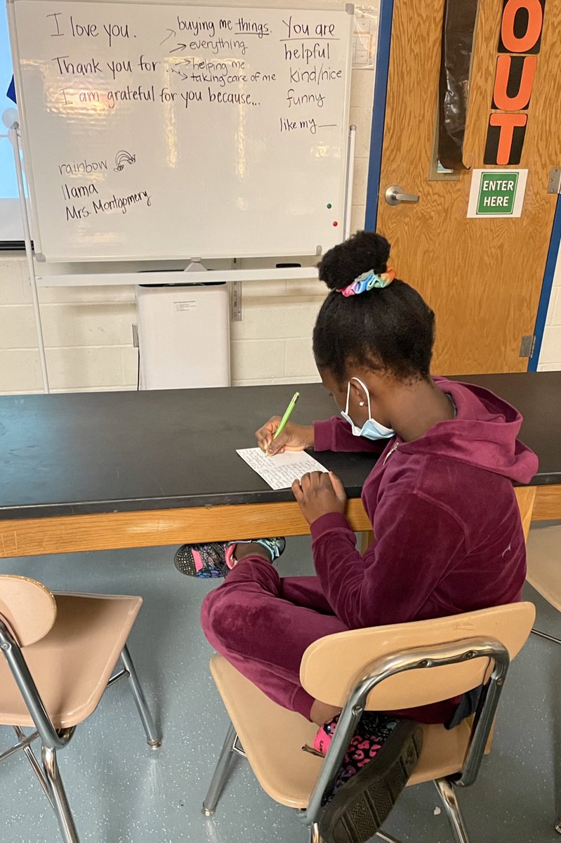FCPSBeaucage's tweet photo. Happy Thanksgiving everyone! Yesterday our EL English class took time to write what they are thankful for. Then I challenged them to write thank you notes directly to those people. As you can see, they got really into it. ❤️🦃 https://t.co/RS5wvK3ZQa