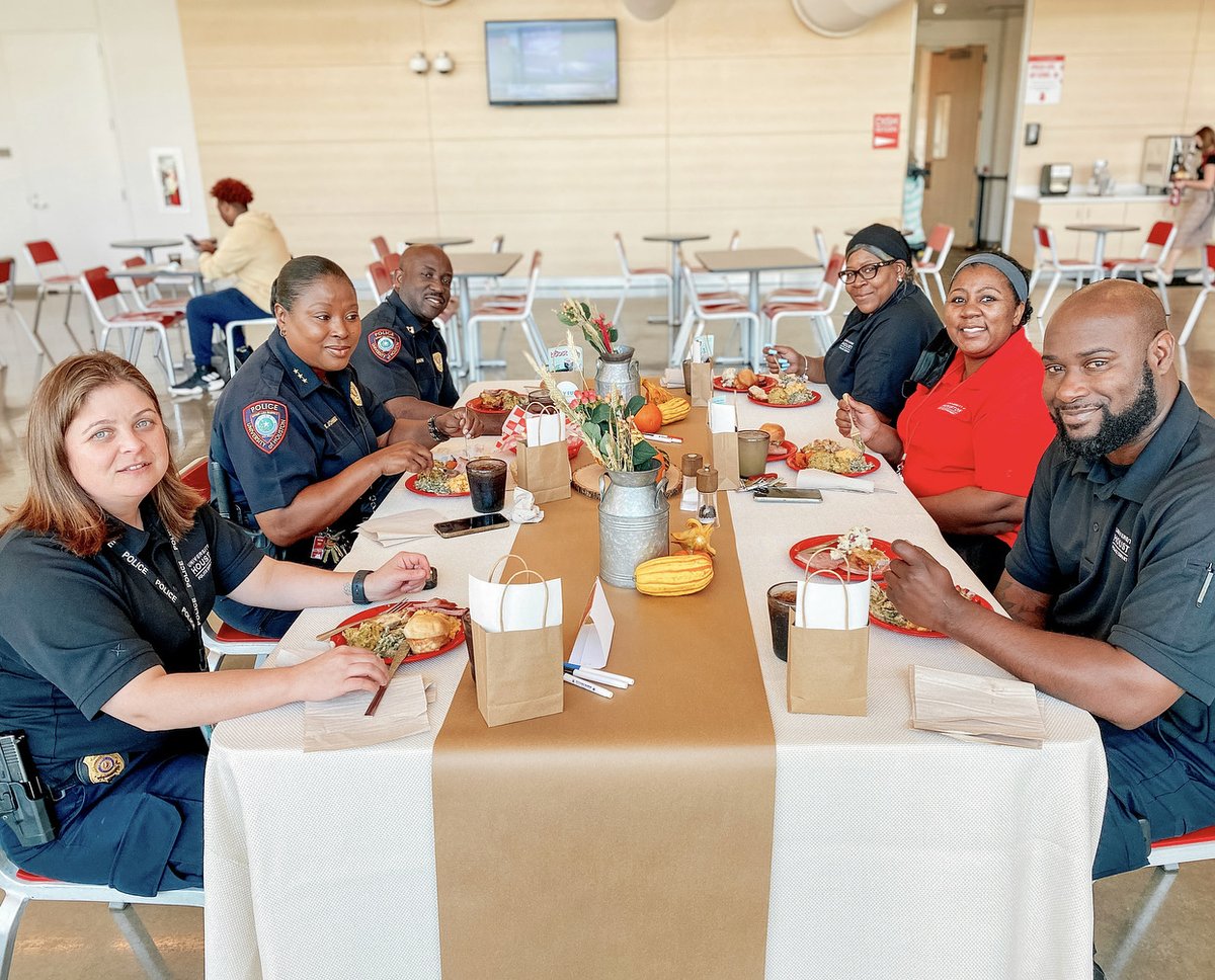 UHFoodie's tweet photo. UH Dining is thankful for our UH community and all those who protect and support it. Happy Thanksgiving, Coogs! 🧡🦃
#UHDining #UHFoodie #HappyThanksgiving #UniversityofHouston #UofH #ChartwellsHE #CHE https://t.co/xO81wl5yWl