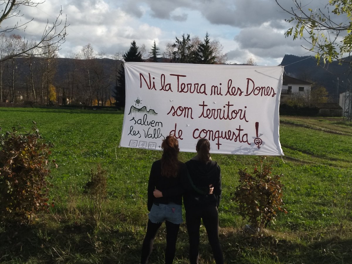 les_valls's tweet photo. La lluita en defensa del territori és i serà sempre una lluita ecofeminista. El #25N ni un pas enrere en front la violència contra les dones. Endavant la lluita feminista!! @dallafeminista @albagarrotxa @yayo_herrero @CarlaGuell @mlainez85 @cst_terr @MargalidaMaria @GOBMallorca https://t.co/2SSmYsdV7A