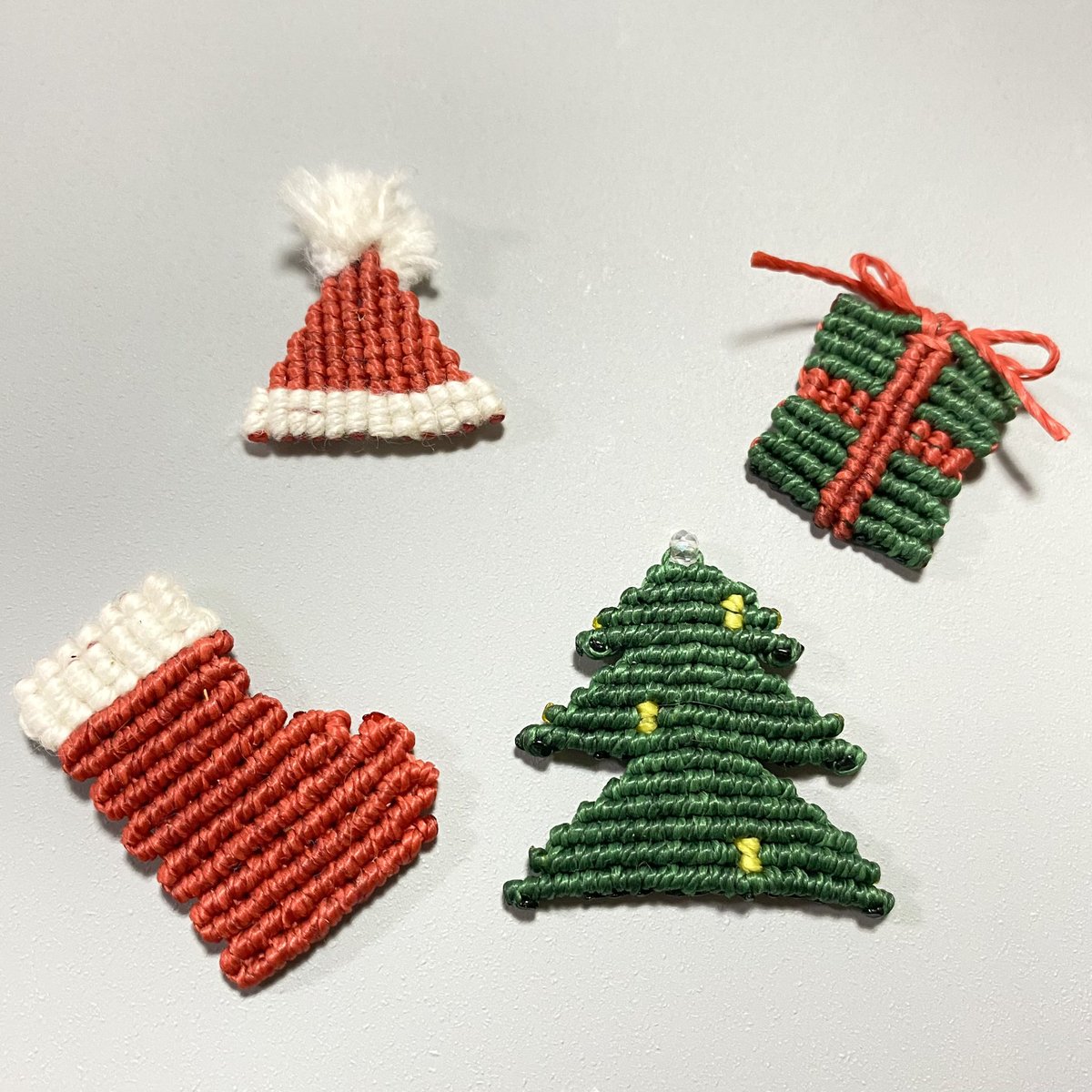 NsHAPPYBELL's tweet photo. クリスマス向けに編んでみました🎄
可愛くできましたー✨
チャームとかピアスとかにして出してみようかな。オーナメントとしても使えそう💕
#ハンドメイド #クリスマス #アクセサリー #マクラメ編み #フォローお願いします https://t.co/0hAFW6rkDw