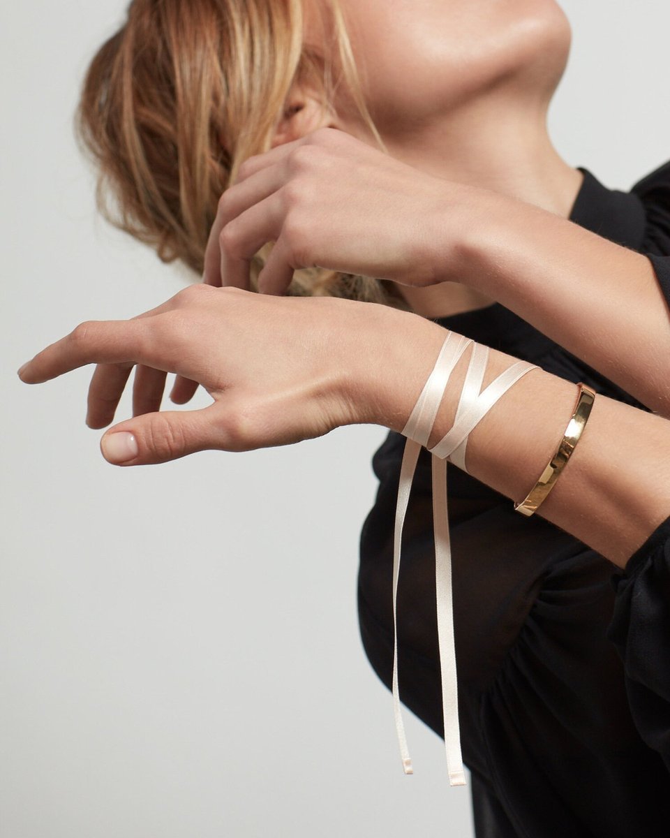 Choreograph your holiday outfit with this Classic Bracelet by @leapoesie, inspired by the dancer in all of us. 🩰🩰🩰
#craftedbyhand #handmadeaccessory #handmadebracelet #goldbangle #banglelove #jewelrytrends #banglebracelet #myeverydaystyle #everydaystyles #wearingtoday