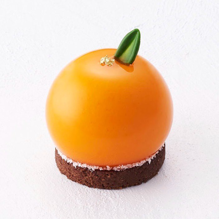 guilty_sweets's tweet photo. 風情溢れる“四季菓子”を作る「ひびか」の冬限定ケーキ。
冬の間に咲く真っ赤な寒椿の花を精巧に表現したケーキや温州みかんのコンフィチュールとショコラムースを包んだ温州みかんムースなど日本の冬を感じられる数々のメニューが揃っている。

#スイーツテロ ☁️ https://t.co/ksSYj7zNwa