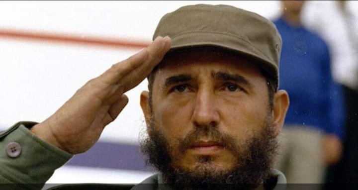 amocuba1959's tweet photo. “Tenemos algo más que su imagen convertida en símbolo de su rebeldía y de su resistencia. Nos queda la sensación de su presencia interminable, esa certidumbre de que para encontrarlo no es necesario recordar, porque está metido en nuestros átomos como la raíz en la tierra. https://t.co/E4Ng4DViNp