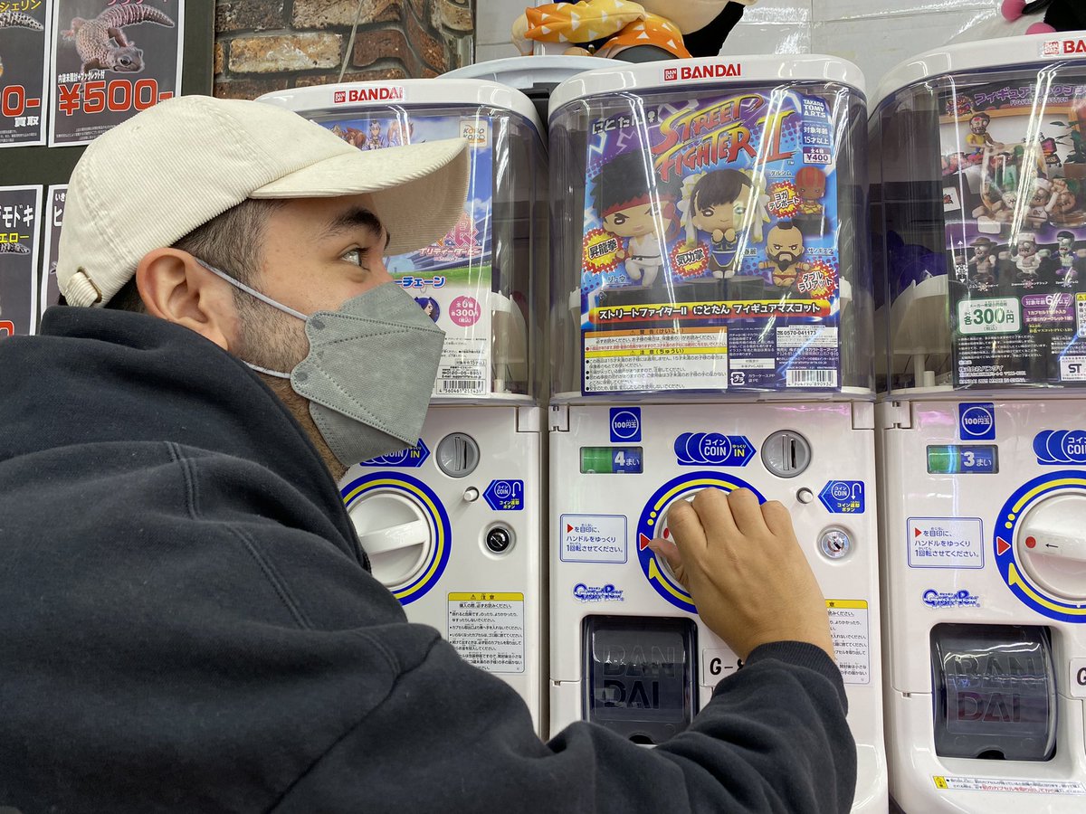 JapanGemu's tweet image. Vídeo de mitad de semana , siempre quiero coleccionar cosas de mis videojuegos favoritos y hoy le toco a street fighter youtu.be/_b7Gy06OX_Y normalmente estos gachapones después son MUY difíciles de ver así que jugare hasta tenerlos a todos 🔥 Metele 🥵 RT?