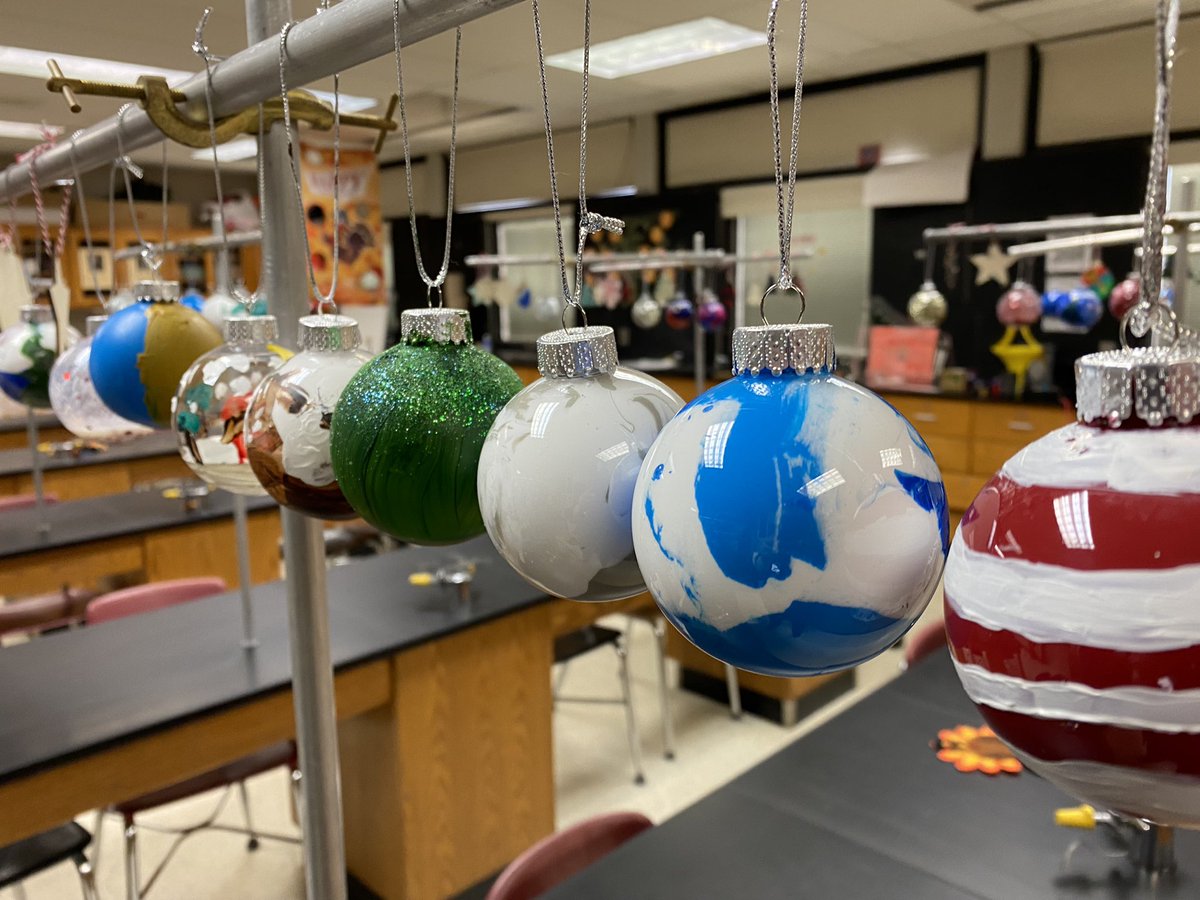 BeaverAreaSD's tweet photo. Some of @BeaverAreaSD MS and HS students participated in the #DayofGiving2021 by painting ornaments for cancer patients (Bags and Blessings) or (re)painting murals within the district. https://t.co/COZOqBYQh4