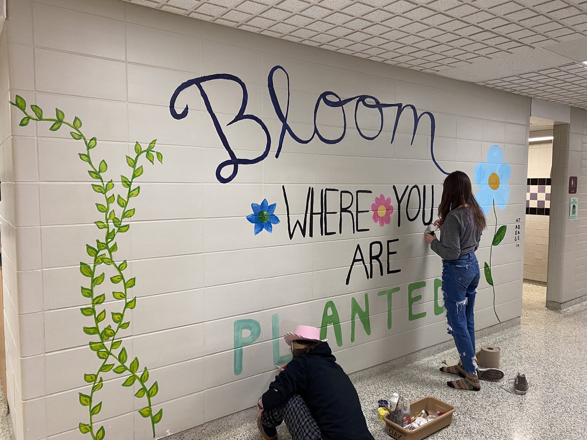 BeaverAreaSD's tweet photo. Some of @BeaverAreaSD MS and HS students participated in the #DayofGiving2021 by painting ornaments for cancer patients (Bags and Blessings) or (re)painting murals within the district. https://t.co/COZOqBYQh4