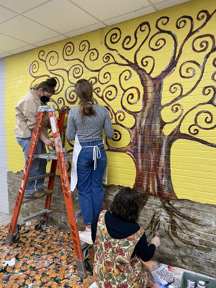 BeaverAreaSD's tweet photo. Some of @BeaverAreaSD MS and HS students participated in the #DayofGiving2021 by painting ornaments for cancer patients (Bags and Blessings) or (re)painting murals within the district. https://t.co/COZOqBYQh4