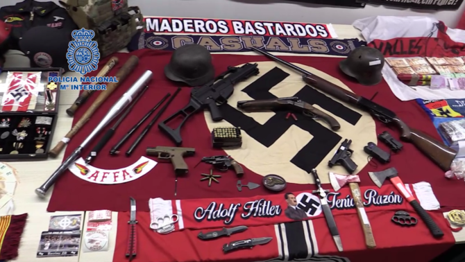 #ACTUALITZACIÓ | L'endemà de publicar la investigació sobre els neonazis del #Vallès, la Policia Nacional dona detalls del material que els va decomissar: deu armes de foc, armes blanques, simbologia nazi, un quilo de cocaïna i 5.000 plantes de marihuana👇
directa.cat/qui-son-els-ne…