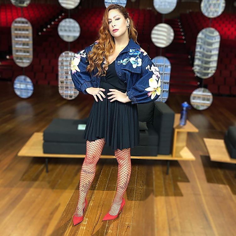 queenpitty__'s tweet photo. 📸 Look usado pela #Pitty para apresentar o programa #SaiaJustaNoGNT de ontem. 24/11/21
#looksdapitty #queenpitty https://t.co/yEHekXEJze