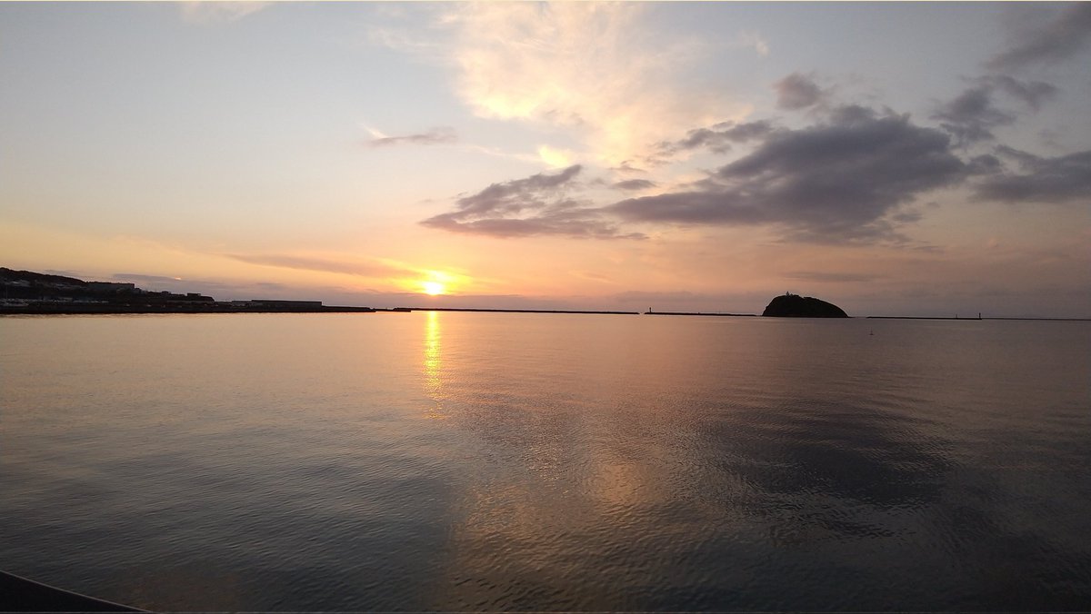 toroto06's tweet photo. 11月1日の祝津(大黒島)の夕陽 https://t.co/eNMiuAIdIO