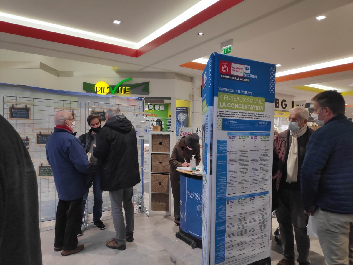 MonFrancheville's tweet photo. Le @SYTRAL_RHONE tient son stand d informations sur le transport par câble dans la galerie marchande de Carrefour jusqu'à 18h. C est le moment de venir poser vos questions aux spécialistes du SYTRAL. #lyon #transportparcable #metropolelyon https://t.co/0hqJVeRNgR