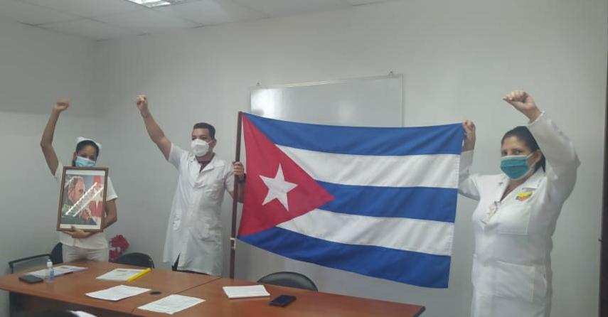 BrbaraLidia2's tweet photo. @cubacolabora 
@Cubacooperaven
@Besnoymp_26 
@EscobarNirma 
@AlColaborador 
@cdibvist_aragua 
@DelmasPalacio
Los Colaboradores de la Misión Médica Cubana en Aragua rendimos homenaje a nuestro eterno Fidel
#FidelPorSiempre 
#FidelVive 
#HeroesDeLaSalud 
#CubaPorLaVida 
#Cuba https://t.co/UK0TdPCaYr