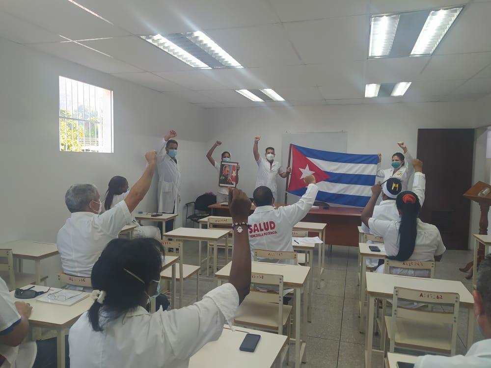 BrbaraLidia2's tweet photo. @cubacolabora 
@Cubacooperaven
@Besnoymp_26 
@EscobarNirma 
@AlColaborador 
@cdibvist_aragua 
@DelmasPalacio
Los Colaboradores de la Misión Médica Cubana en Aragua rendimos homenaje a nuestro eterno Fidel
#FidelPorSiempre 
#FidelVive 
#HeroesDeLaSalud 
#CubaPorLaVida 
#Cuba https://t.co/UK0TdPCaYr