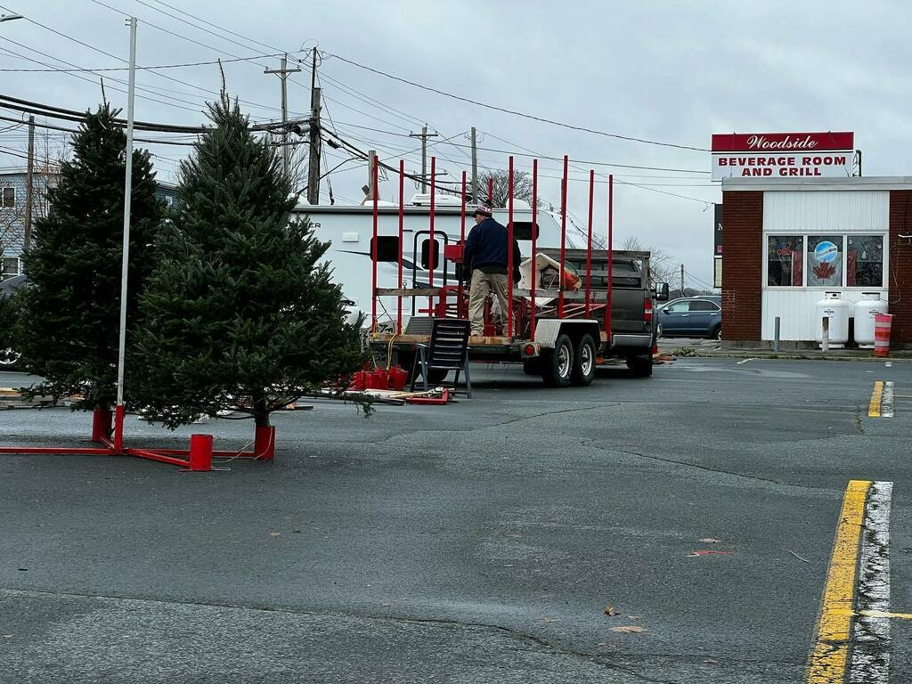 🎄🚨
Right now-ish,
at 209 Pleasant St, Dartmouth. instagr.am/p/CWtAd5nrDaF/