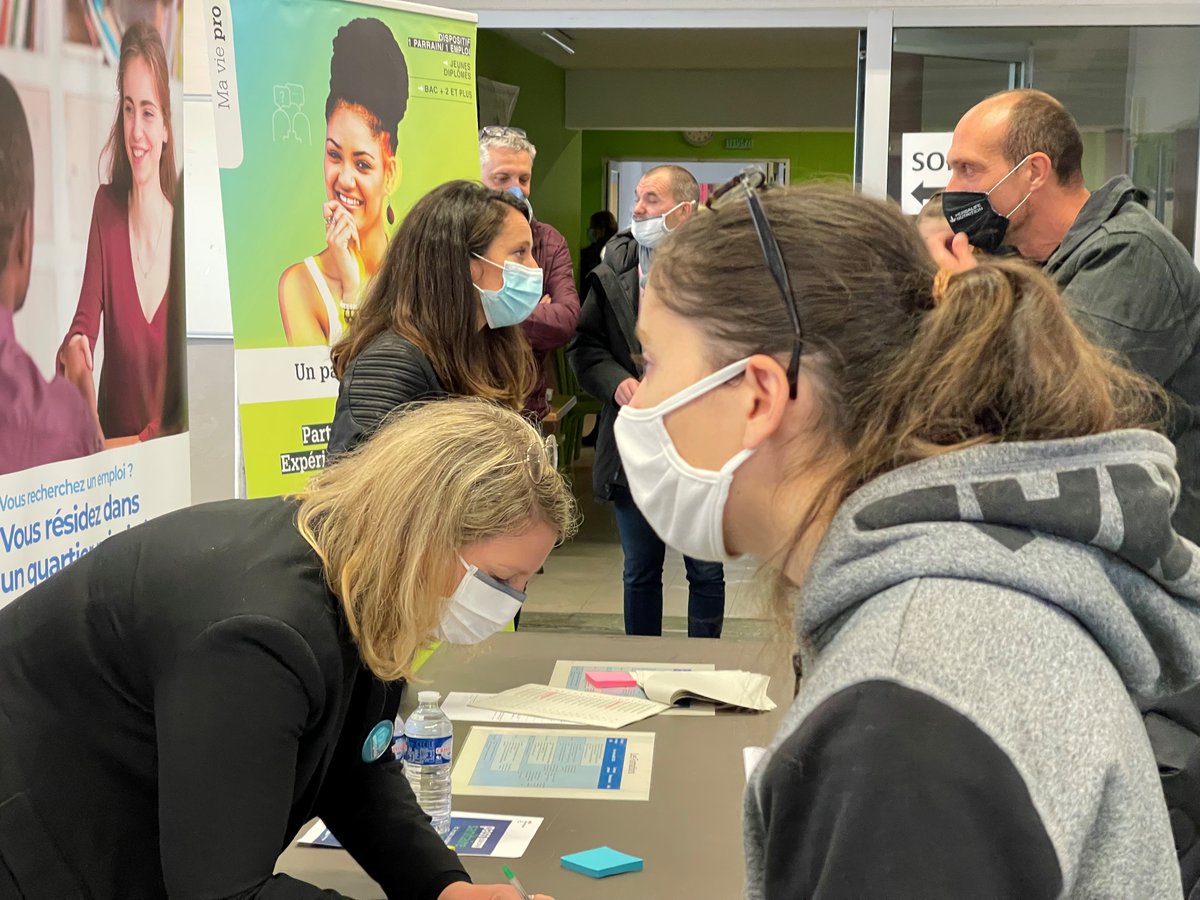 #100pour100emploi en direct du Salon de #Châteaurenard, les entreprises et les demandeurs d’emploi sont au rendez-vous pour cette manifestation
<a href="/LMercier2b/">Laurent Mercier</a> <a href="/PerezCoste/">Sonia Coste-Perez</a> @CharleneDck 
@poleemploi_13