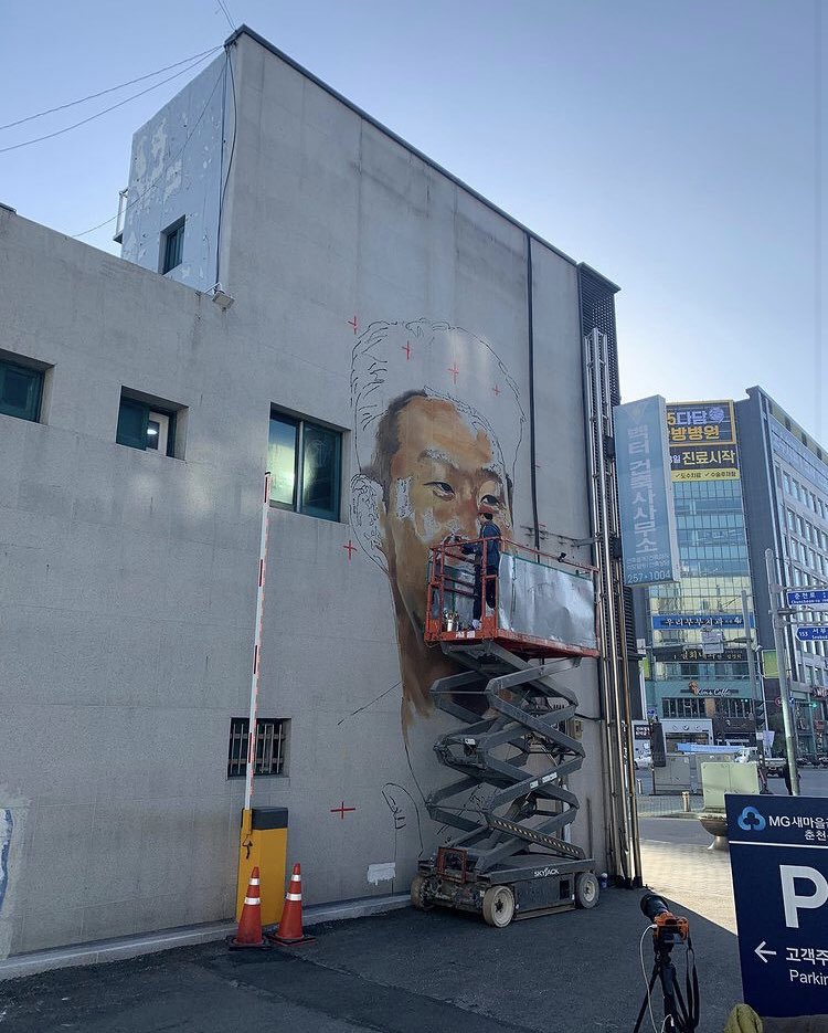 KLeagueEspanol's tweet photo. #ARTE 💙🇰🇷
¡Algo están pintando de Chumcheon! 👀🇰🇷🎨🎨🎨
¿Ya vieron quien tendrá un mural de parte de #Walld? 🎨🎨🎨
Hoy #Walld publicó esto en su Instagram 💙🔝📸🇰🇷 https://t.co/q62JLA20b2